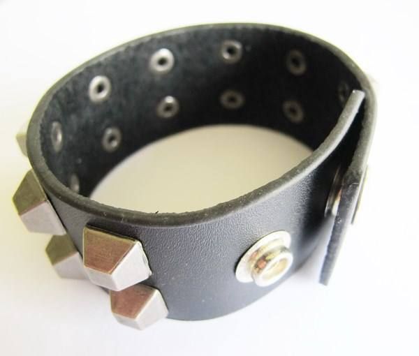 Bracciali & Braccialetti: Nietenarmband Lederarmband schwarz – Nuovo (secondo la descrizione) da Schwanden GL venduto da UHRKNALL 1