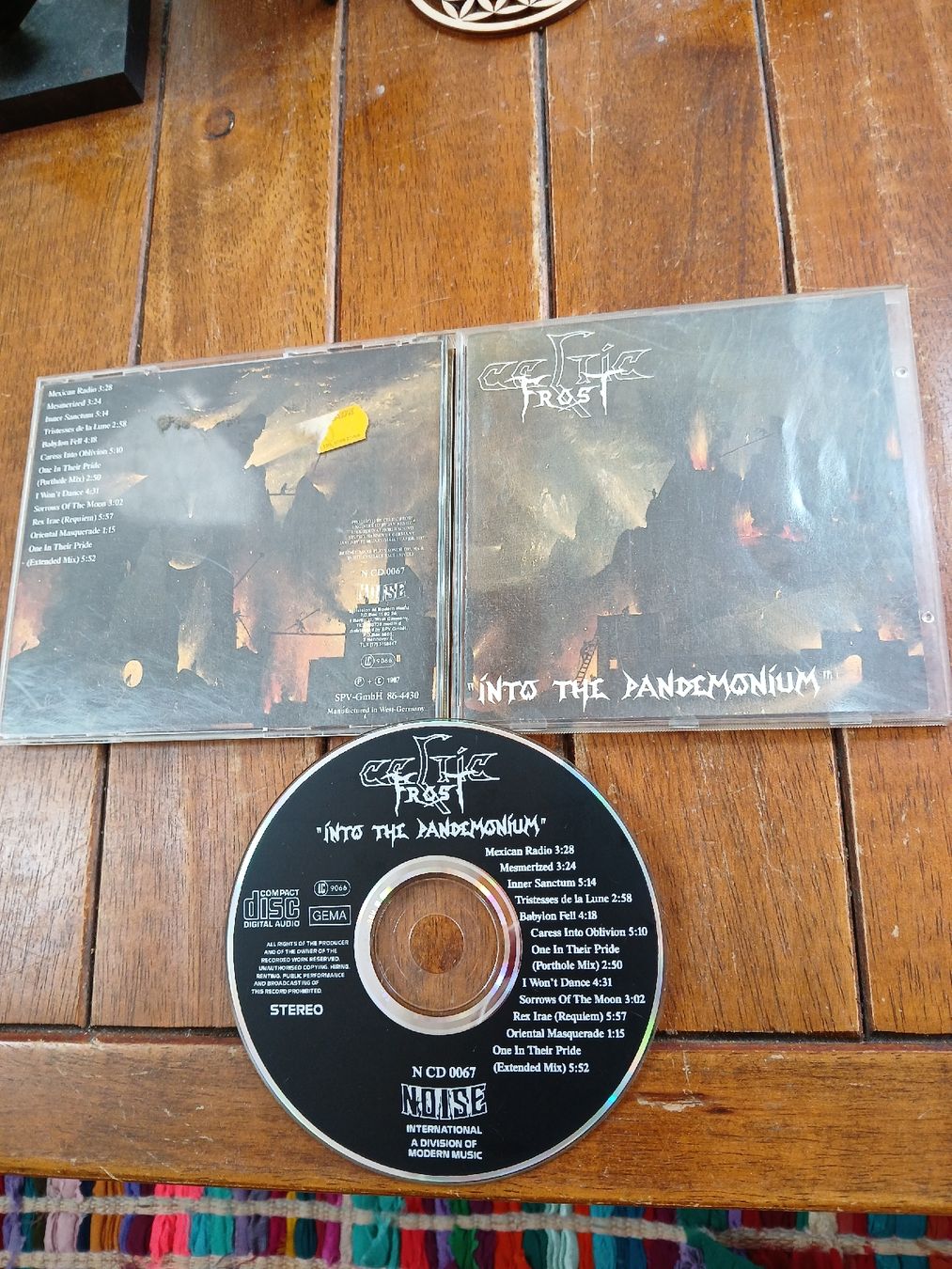 CD: celtic frost- into... – Usato da St-Cergue venduto da VeganWarrior
