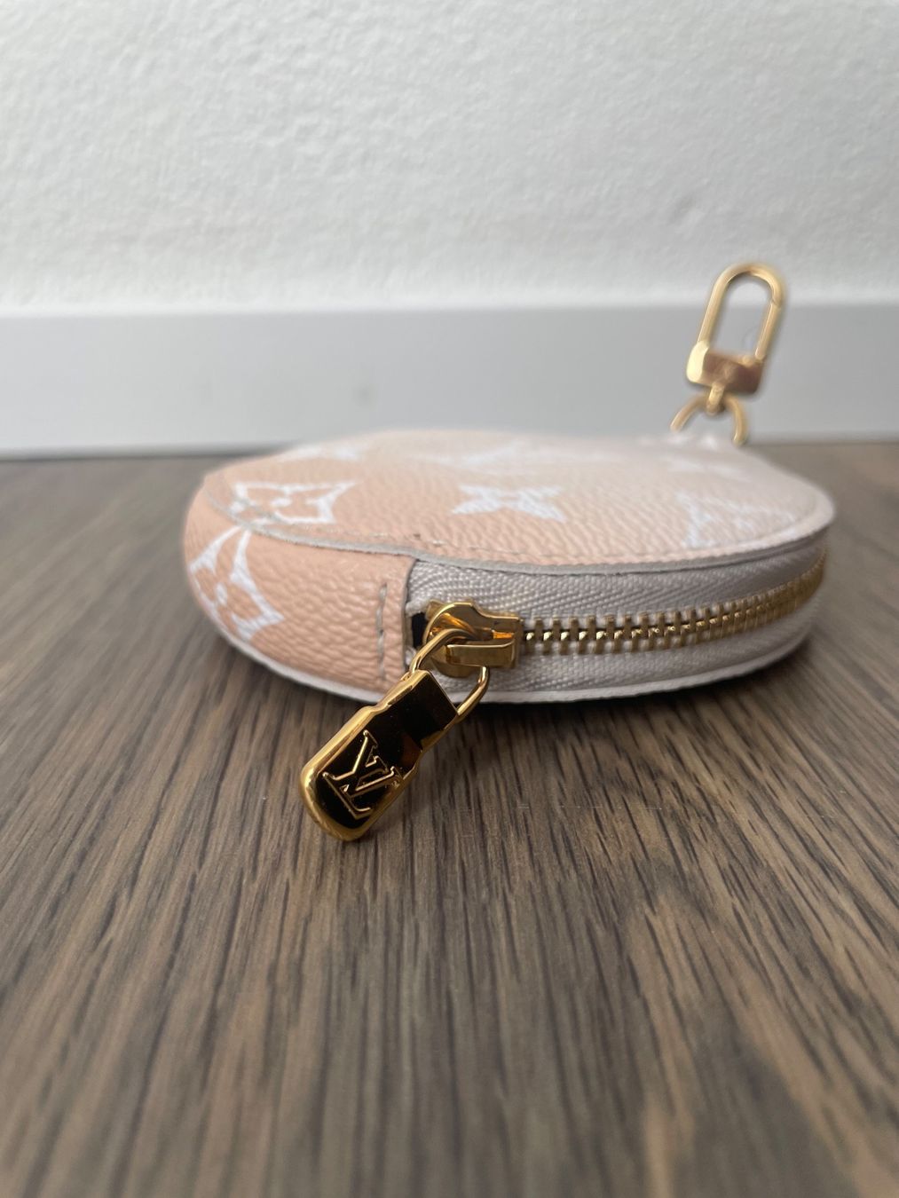 Louis Vuitton Portamonete: Louis Vuitton Round Coin by the Pool – Nuovo (secondo la descrizione) da Münchwilen TG venduto da emma_J 3