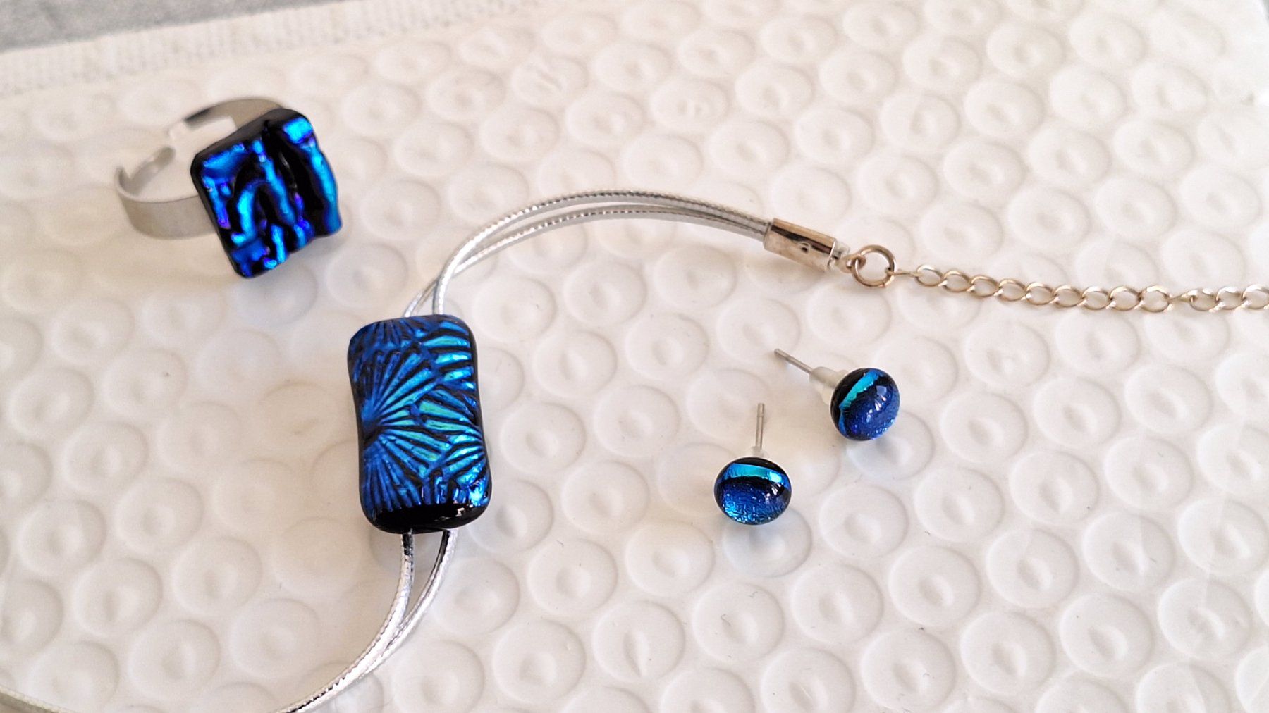 Altri gioielli: Schöner Schmuck, Freya Design, Dichroic Glas, Blau – Nuovo (secondo la descrizione) da Weinfelden venduto da Yenas10