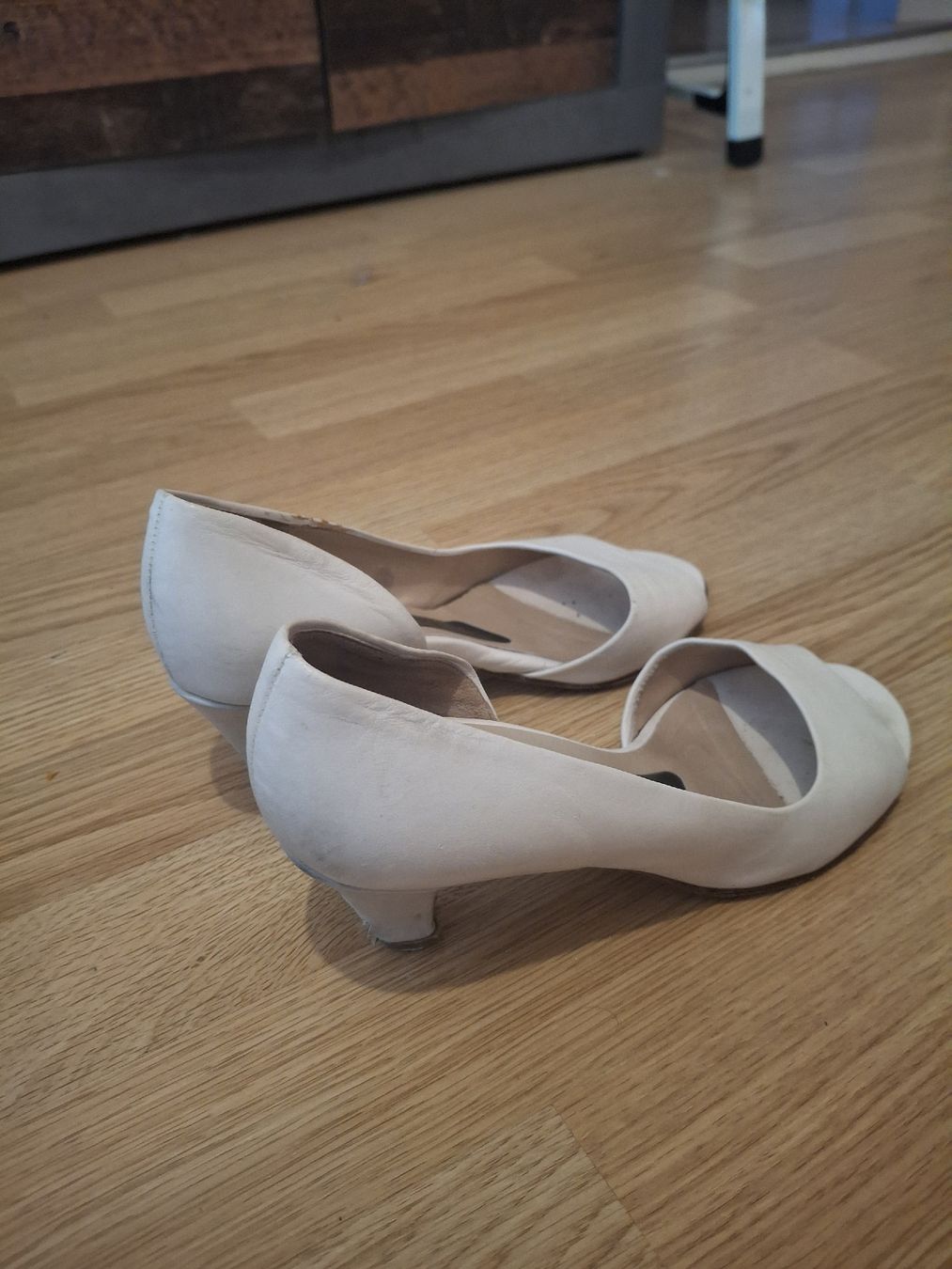 Kaiser Scarpe da donna: Damenschuhe Peter Kaiser Grösse 3.5 weiss Leder Pumps – Usato da Füllinsdorf venduto da DeGyMe 1