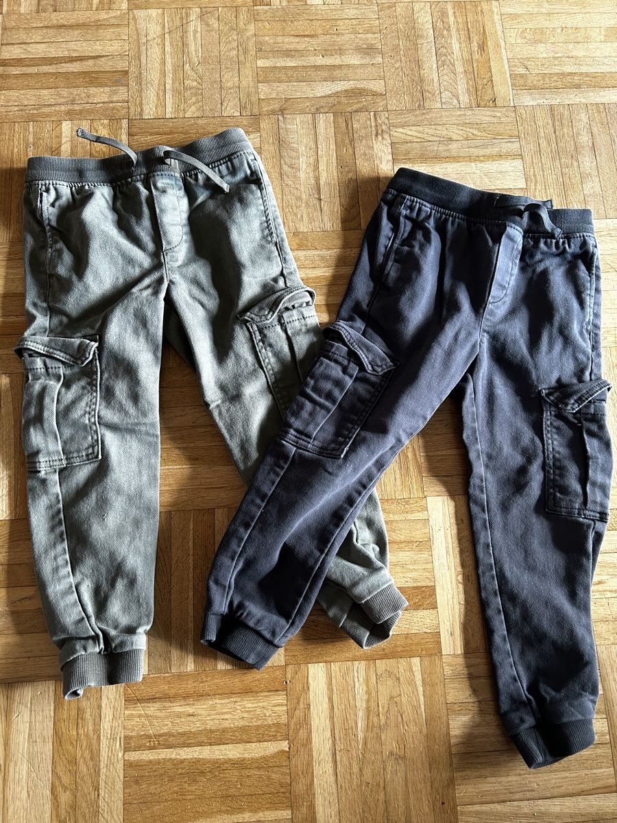 H&M Pantaloni: 2 pantalons cargo H&M / taille 104 – Usato da Meyrin venduto da Bronx86