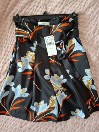Elegante High-Waist Shorts mit Blumenmuster – Größe XS – Neu