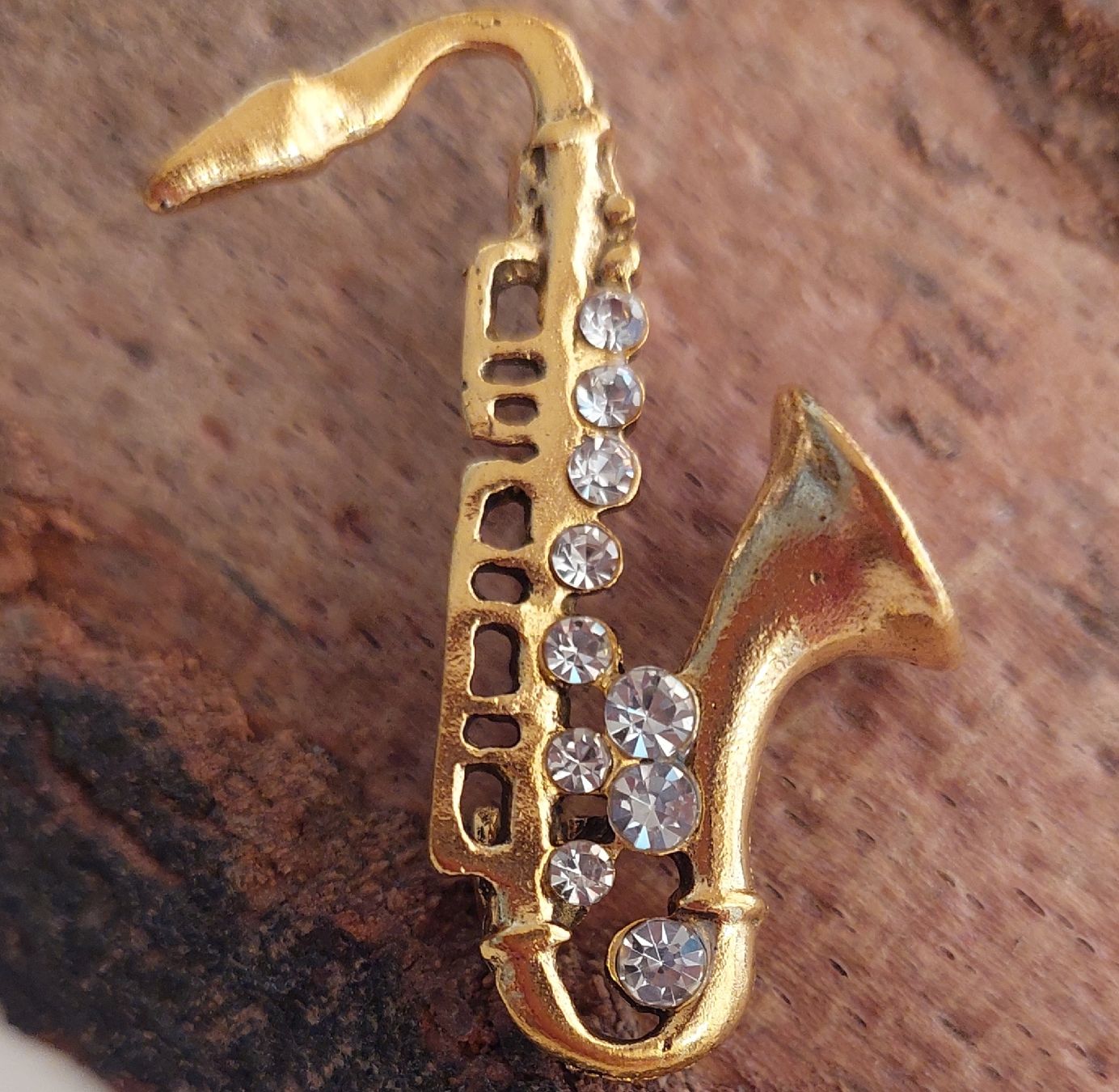 Spille & Fermagli: Goldfarbene Jazz Saxophon Brosche mit Strass – Nuovo (secondo la descrizione) da Oberwil BL venduto da Hunajakakku 3