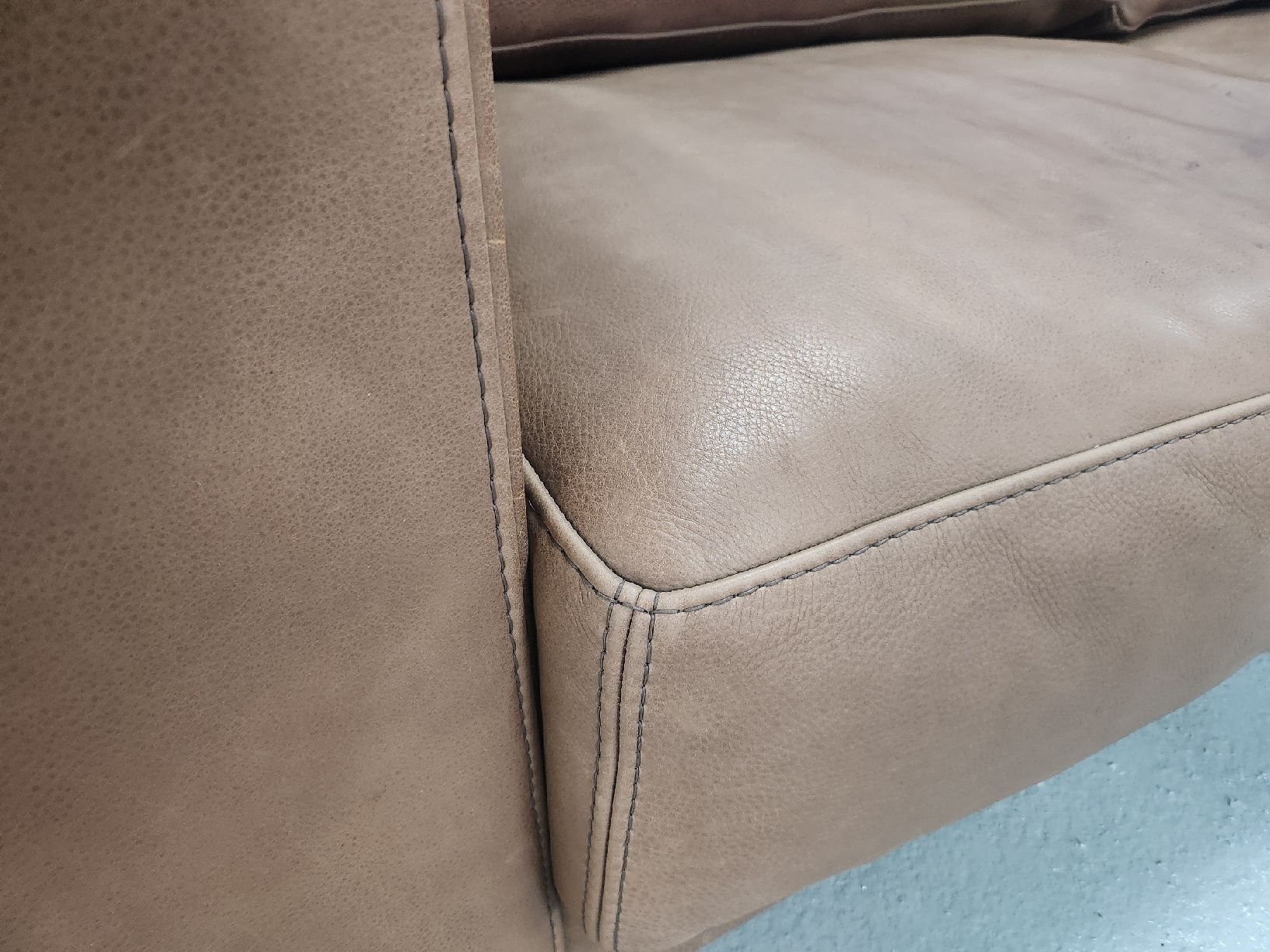 Baxter Divani: Baxter - Budapest 2-Sitzer-Sofa by Paola Navone – Usato da Nijmegen venduto da HermsenDesign 3