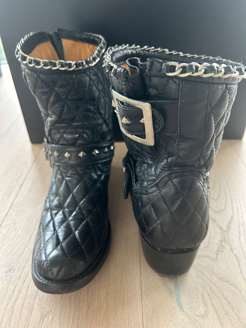 Scarpe da donna: Coole Biker Boots Schwarz mit Silberkette – Usato da Kilchberg ZH venduto da Anie. 2