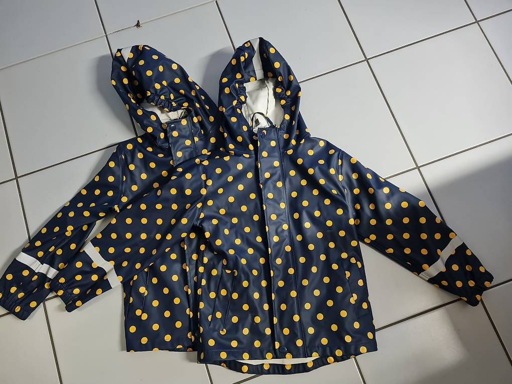 Giacche & Cappotti: 2 Regenjacken Kids Gr 122 – Usato da Kappel SO venduto da cla_fst5
