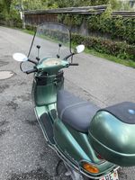 Piaggio Vespa Roller grün mit Windschild und Topcase