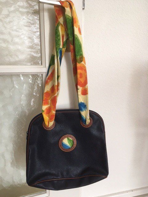 Borse da donna: Dunkelblaue Tasche mit farbigen Details – Usato da Brugg AG venduto da Biomaga 3