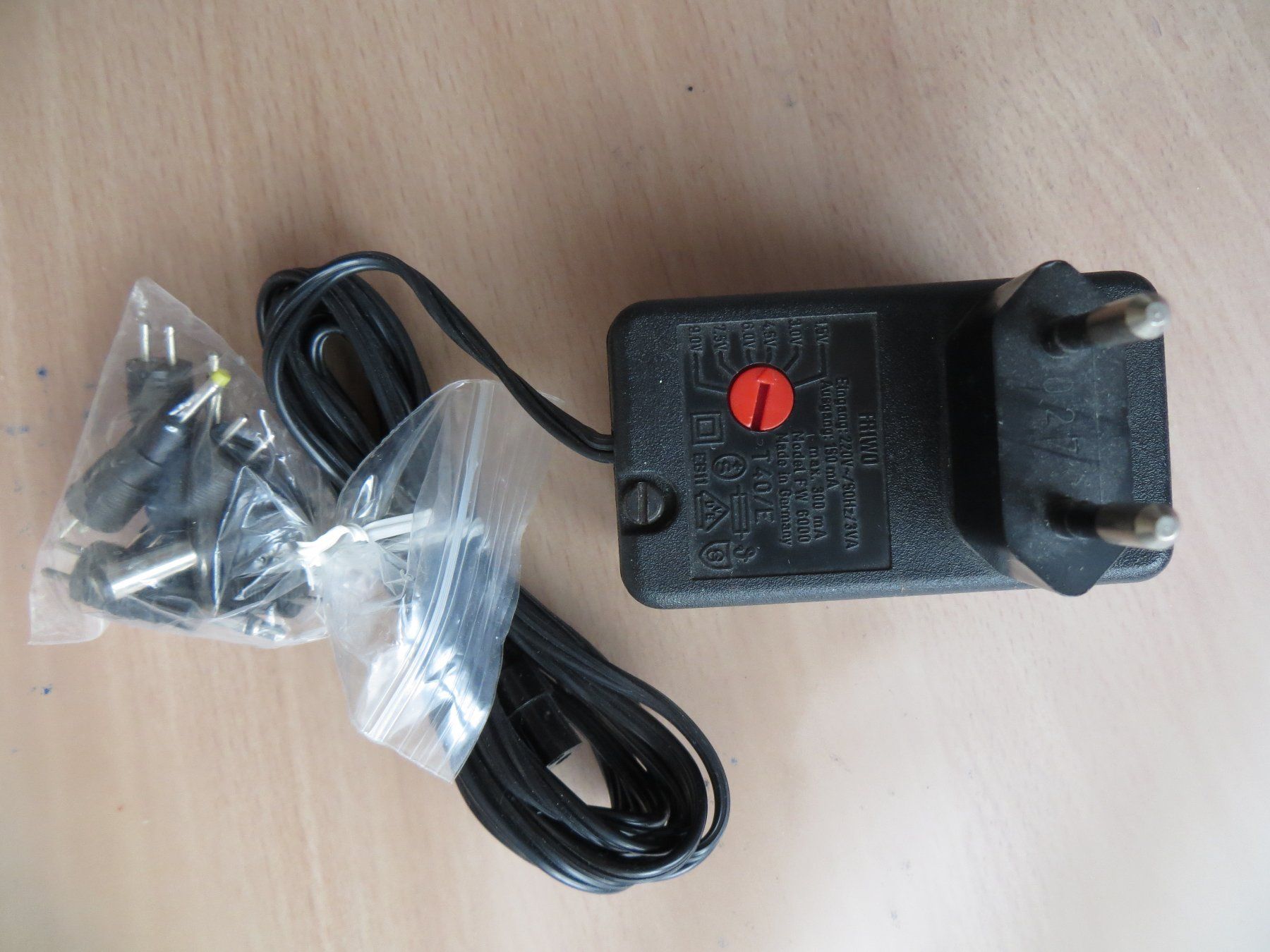 Caricabatterie: Stecker-Ladegerät Universal mit versch. Steckern 1.5 - 9V – Usato da Luzern venduto da Baumli1 4
