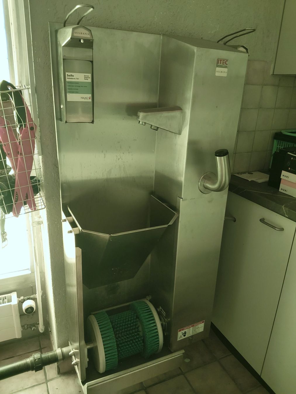 Tutte le macchine: Stiefel und Handreinigungsstation – Usato da Schwarzenegg venduto da Joshi1800