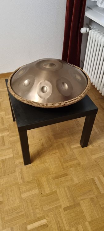 432 Hz Handpan Steel Drum 9 Notes 22 Inch ''Gold Performer'' in D Minor met Handpanstandaard, Handpankoffer, Duurzame Mallets en Stofvrij Doek