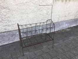Antikes kleines Kinderbett schöne Schmiedearbeit
