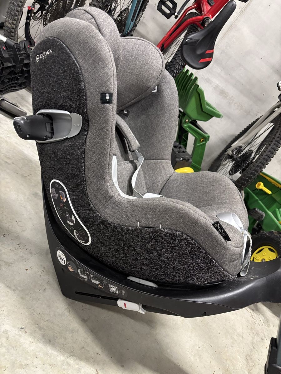 Cybex Seggiolini per auto: Kindersitz Cybex inkl. Isofix-Station – Usato da Lenzerheide/Lai venduto da Brumm5 1