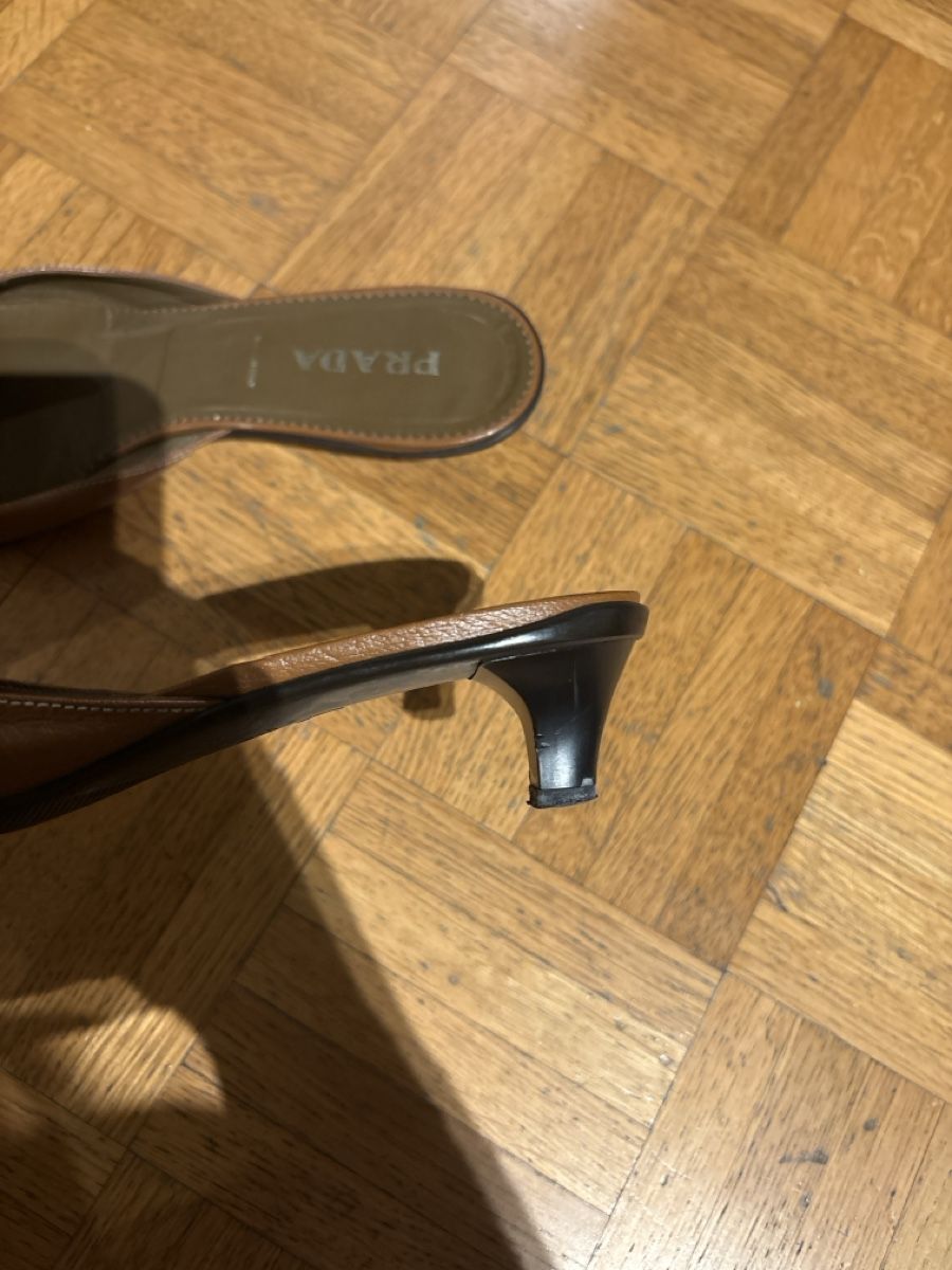Prada Chaussures femmes: Mules Prada cuir marron taille 38 boîte sac – D'occasion à Satigny par gig_rn62 1