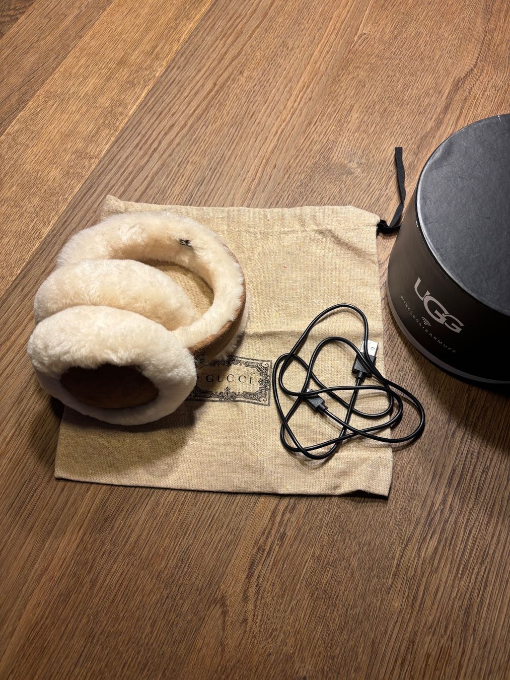 Ugg Copricapi, berretti & cappellini: UGG Ohrenwärmer - Wireless Earmuff NEU – Nuovo e nell'imballaggio originale da Pfäffikon ZH venduto da Juckerli 1
