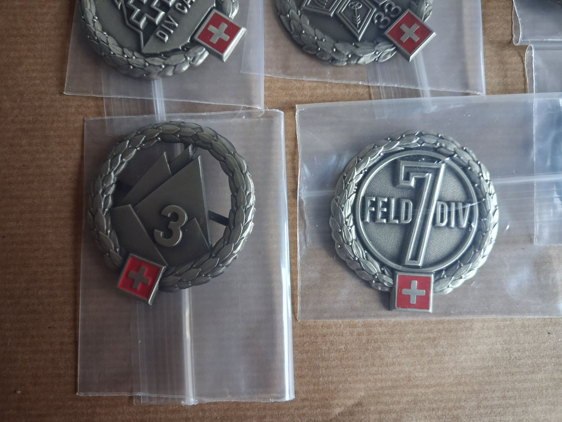 Medaglie: a/ 13 verschiedene Berretambleme Schweizer Armee.Gem.Bildern – Usato da Hagendorn venduto da siwasi3 5