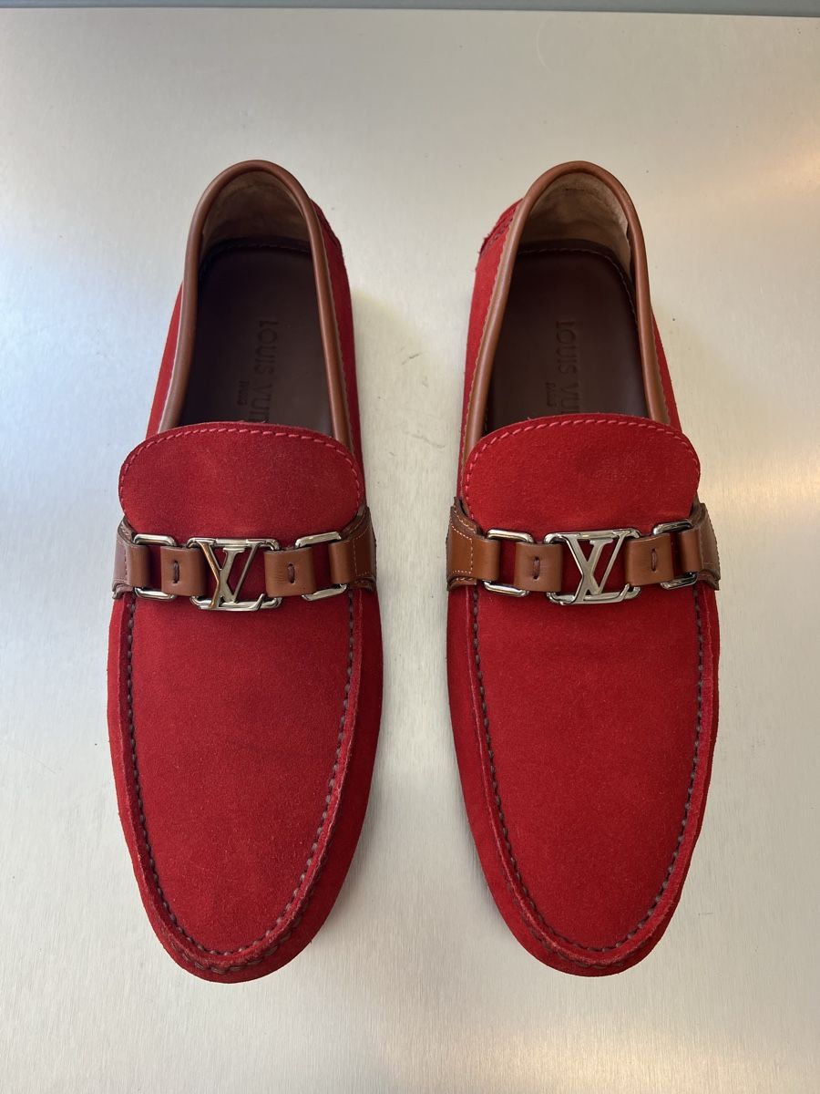 Louis Vuitton Scarpe da uomo: Louis Vuitton Loafers Hockenheim Red suede – Usato da Lausanne venduto da ann_8gv7