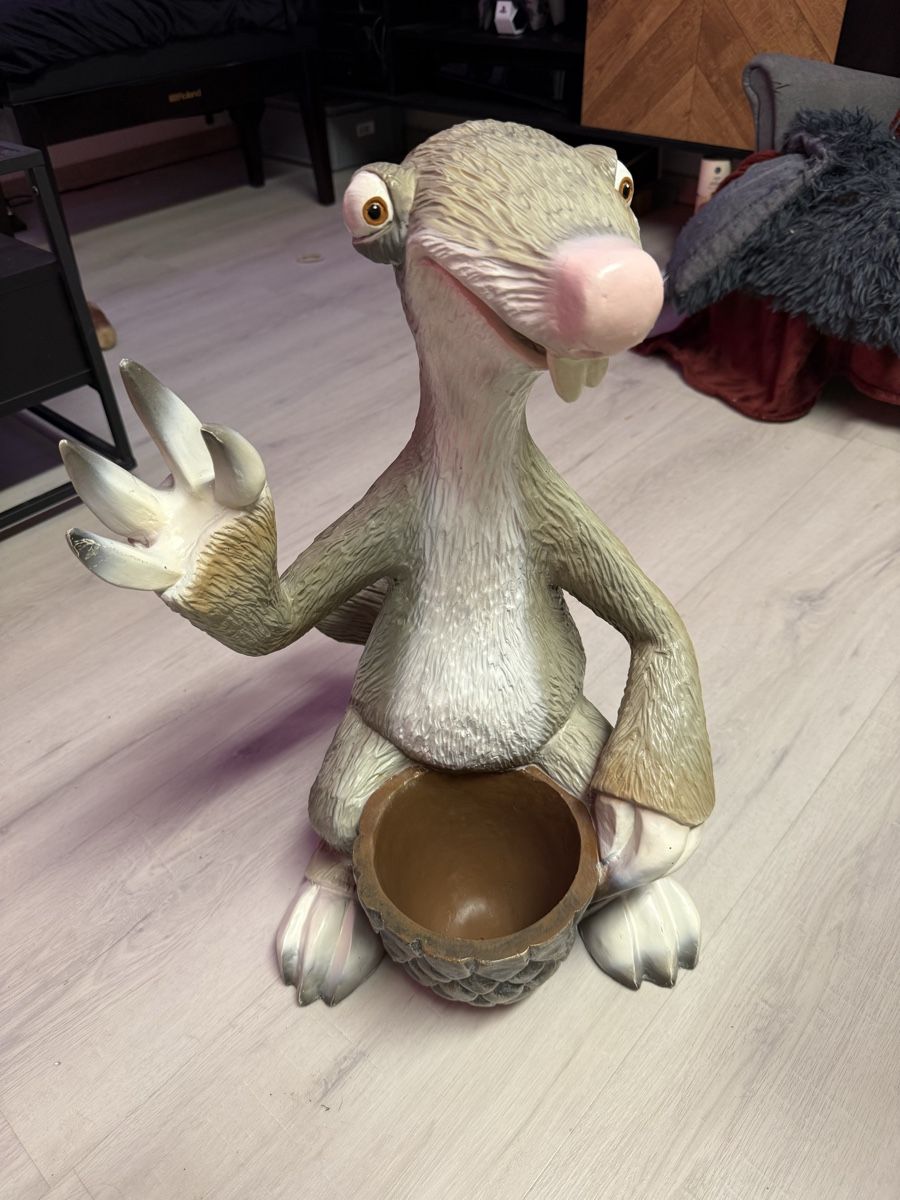 Statuette: Ice Age SID grosse Dekofigur 54 cm Pflanzgefäss Sammelfigur – Usato da Unterengstringen venduto da Birchermuesli63 5