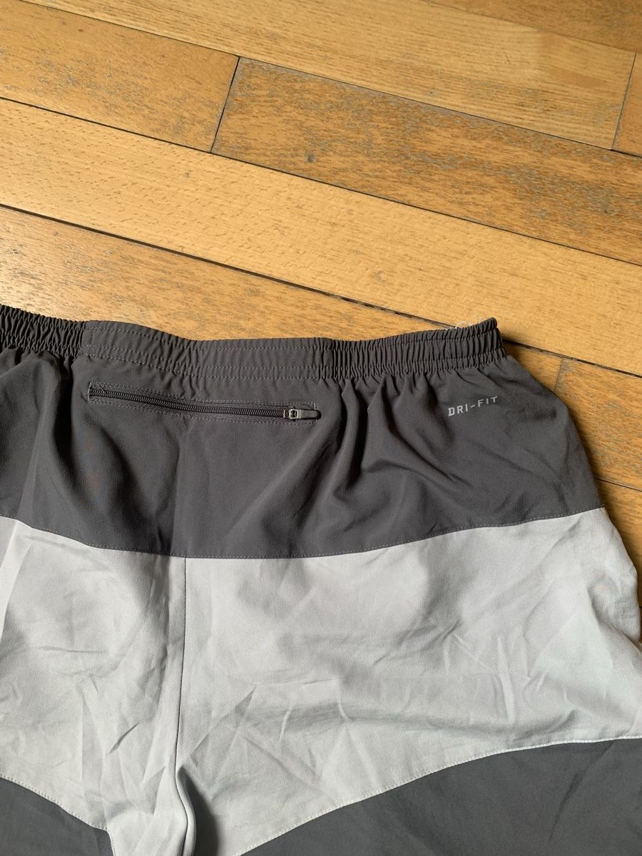 Nike Pantaloni: Nike Shorts grau L – Usato da Bern venduto da adip 3