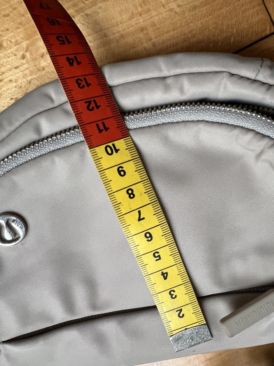 Lululemon Taschen: Lululemon Bag, Crossbody Bag, beige/grey – Gebraucht aus Zürich von angielmora 5