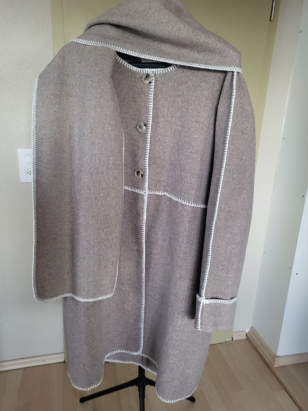 Cappotti: Neo Noir Wool Blend Coat with attached scarf – Nuovo (secondo la descrizione) da Sarmenstorf venduto da zuz_q5kq 5