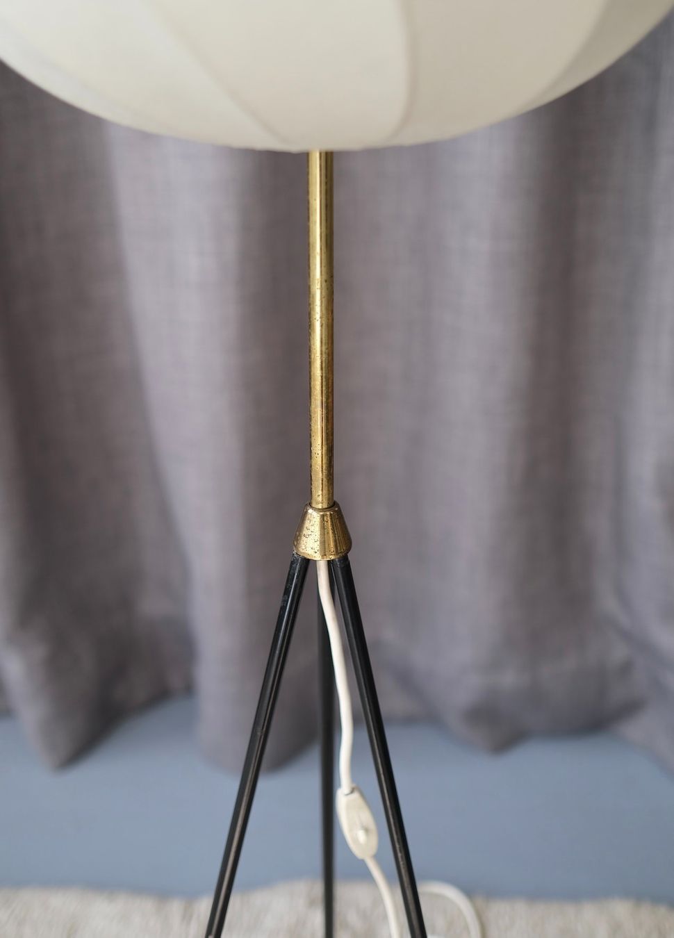 Lampade: Tripod Cocoon Floor Lamp 1960,s – Usato da Bern venduto da Zmodern_VIN 7