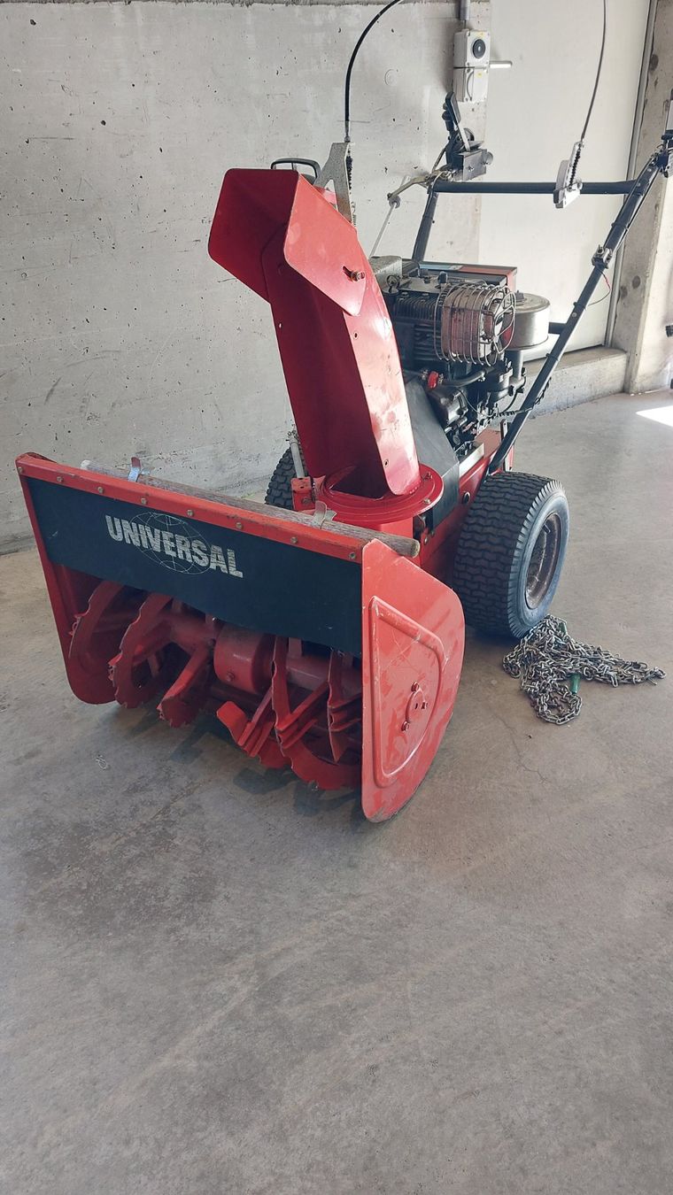 Déneigement: Schneefräse Universal gebraucht mit Schild – D'occasion à Roggliswil par Newholland05 1