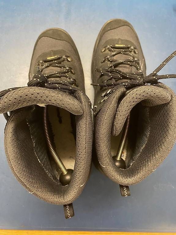 Lowa Scarpe da uomo: Wanderschuhe schwarz/grau Lowa Gr. 43 1/2 – Usato da Schaffhausen venduto da Galleria13_Brocki_SH 1