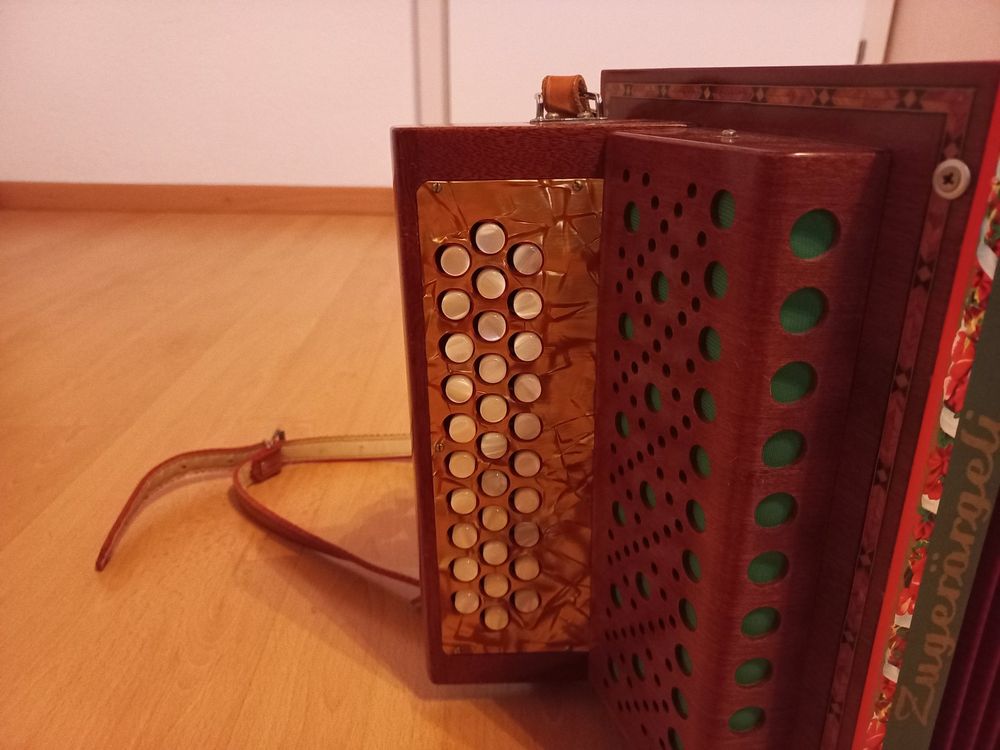 Strumenti musicali: Zuger - Örgeli mit Koffer - Tonart B - 18 Bässe – Usato da Andwil TG venduto da Natur5 3