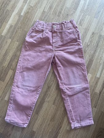 Cordhose in Altrosa, Grösse 104 mit kleinen Flecken