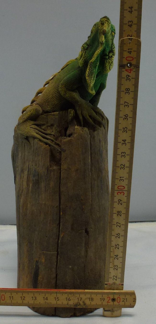 Statuette: Tieffigur auf Holzstück – Usato da Murgenthal venduto da B.StM