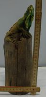 Tieffigur auf Holzstück