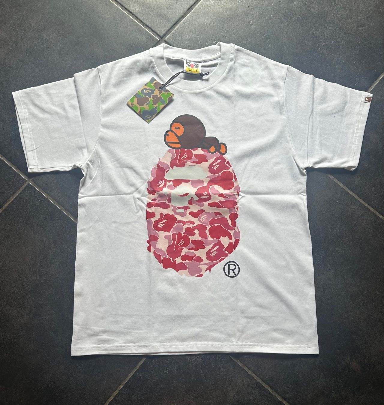 Bape T-shirt: BAPE Big Ape Head Tee Blanc/Rose Camo – Nuovo e nell'imballaggio originale da Le Locle venduto da Diabolo11