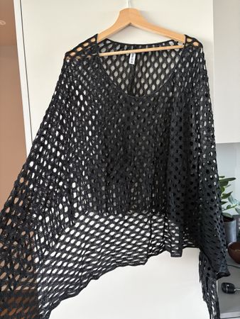 Pain de Sucre Poncho mit Lochmuster