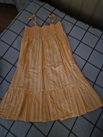 Sommerliches Kleid, gestreift, orange-weiss.