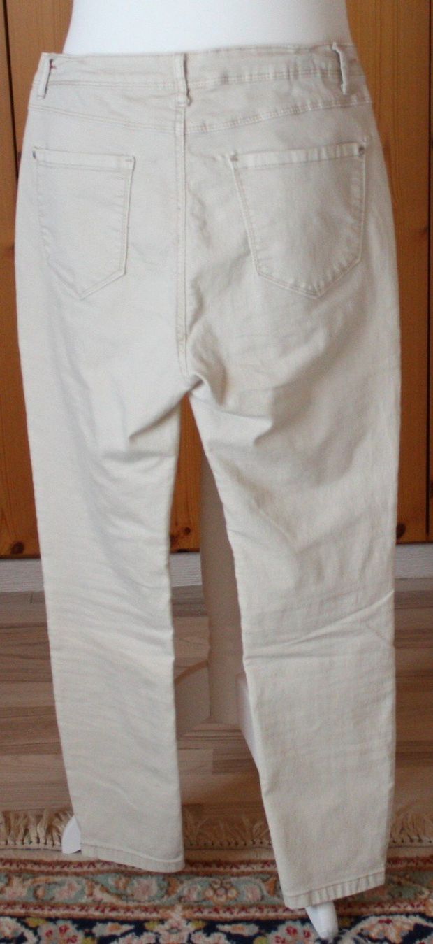 Pantaloni: Hose AMISU vanillefarben Gr. 42 – Usato da Flüelen venduto da Diversicum-Curvy 2