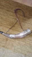 Horn mit Lederriemen ca 40 cm 
