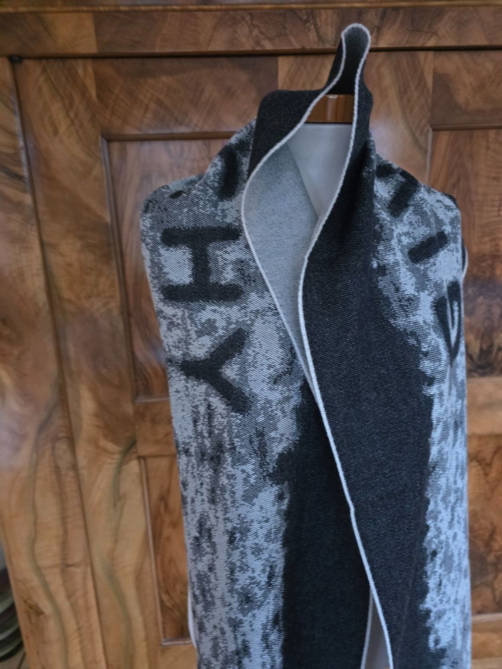 Givenchy Foulard & Sciarpe: Givenchy Schal – Nuovo (secondo la descrizione) da Bottmingen venduto da sandy_2 2