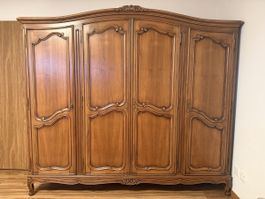 Massiver Holzschrank