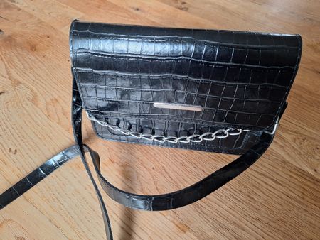 Elegante Umhängetasche in Kroko-Optik mit Silberkette!