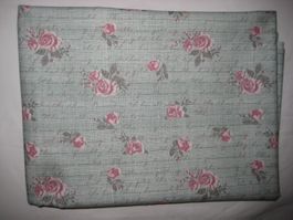 Baumwollstoff graugrün mit Schrift und altrosa Rosen