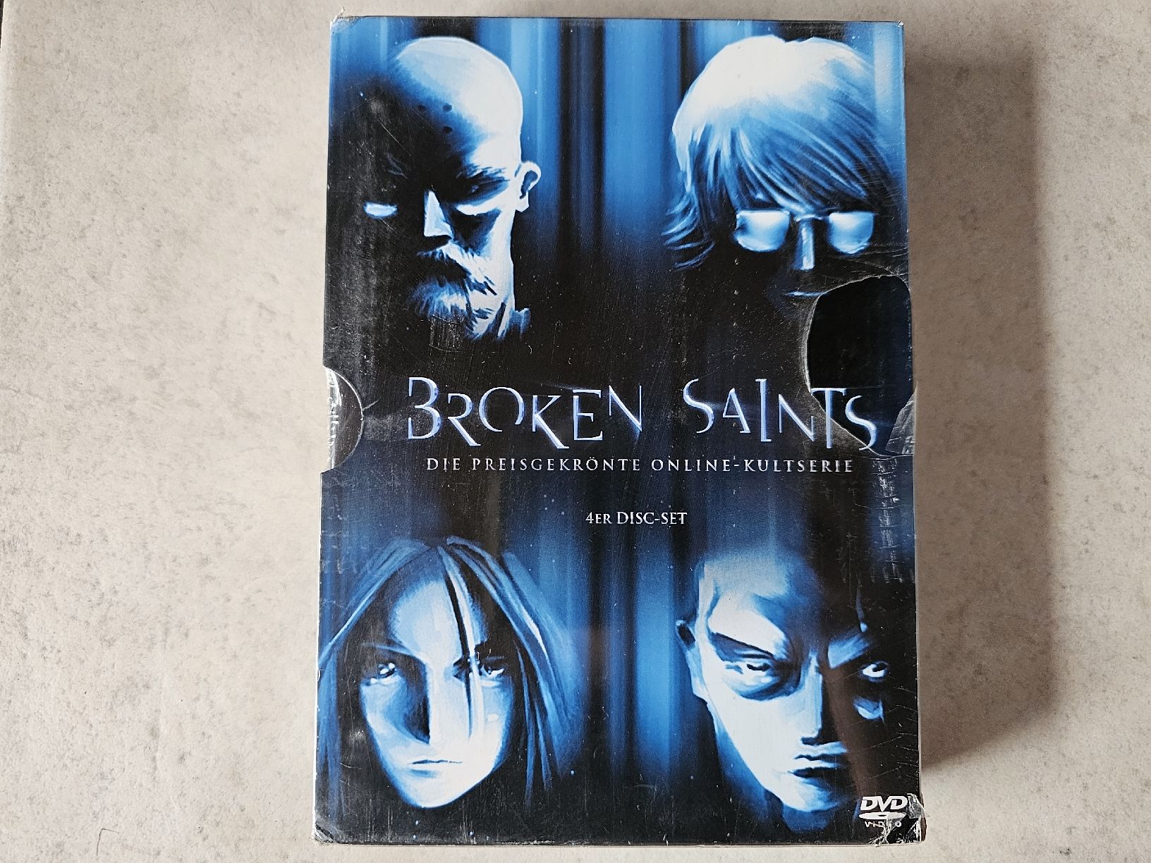 Tutti i DVDs: Broken Saints  -  4 Disc Set  /  Fabrikneu – Nuovo e nell'imballaggio originale da Schneisingen venduto da backstore24