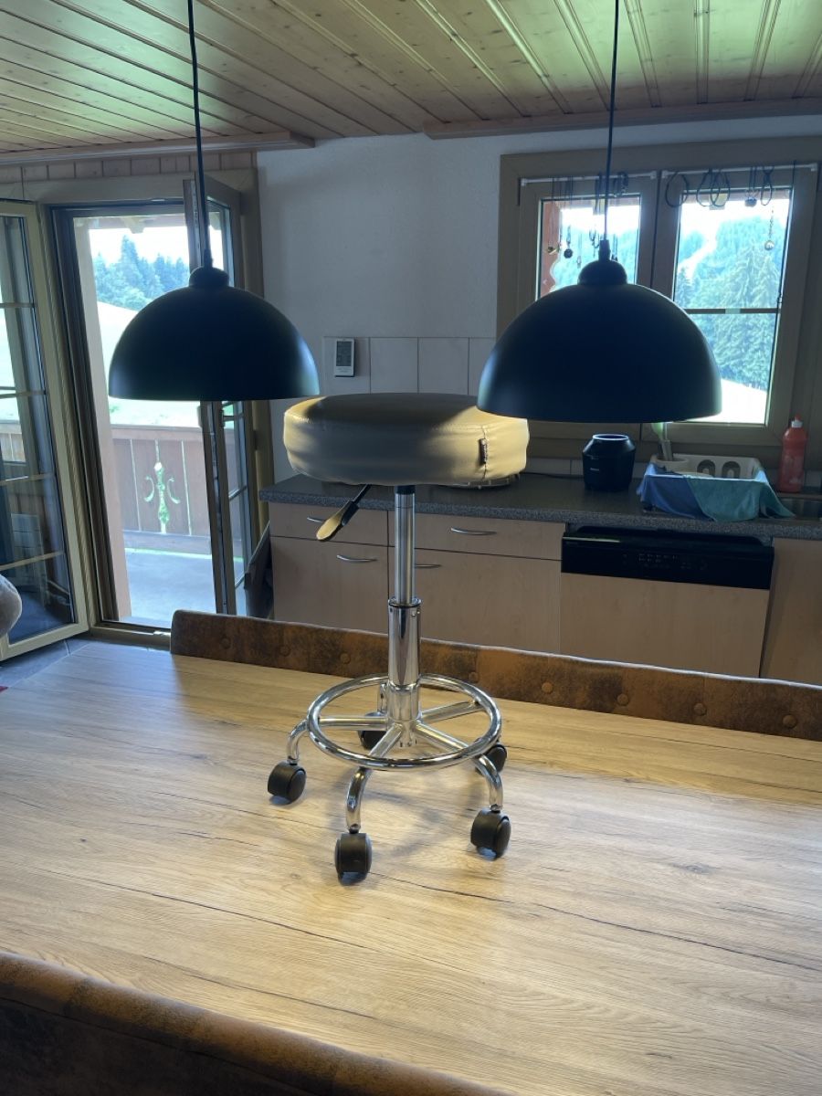Hocker: Hocker mit Rollen höhenverstellbar – Gebraucht aus Eriz von qot 2