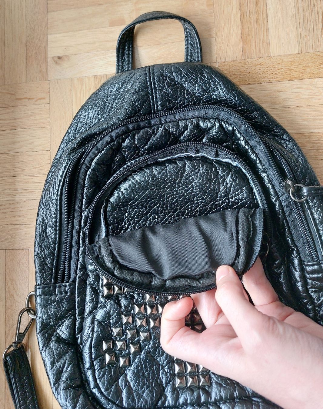 Zaini: Schwarzer Rucksack mit Nieten Deko – Usato da Bern venduto da titaniumsnow 4