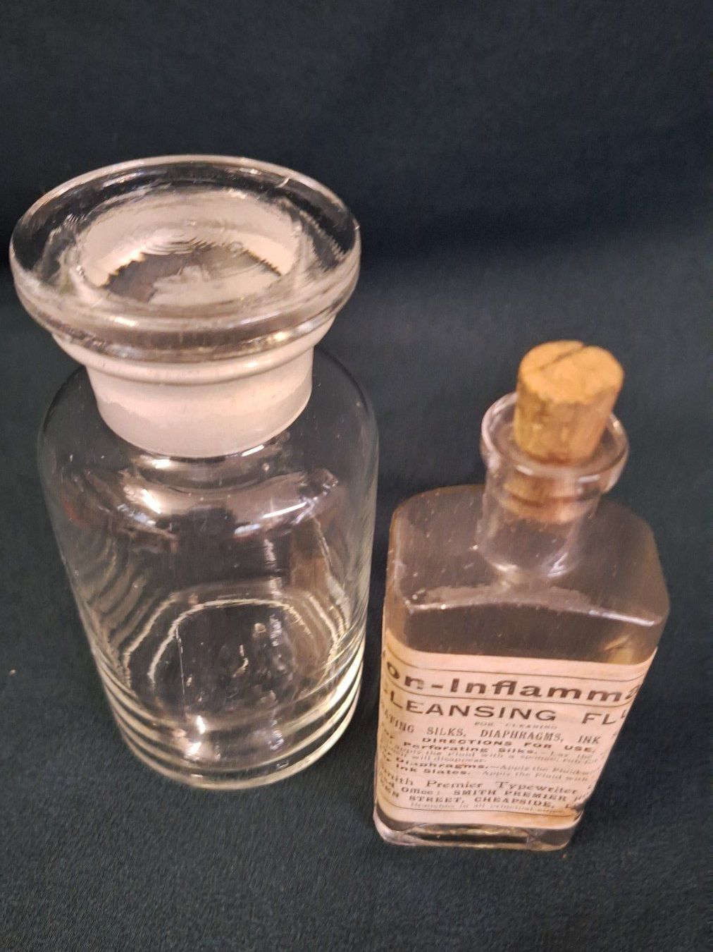 Matériel de laboratoire: 2 alte Apotheker Fläschchen – D'occasion à Arlesheim par shopradl 2