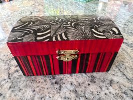 Handbemalte Holzschatulle rot schwarz Unikat Geschenkidee 🎁