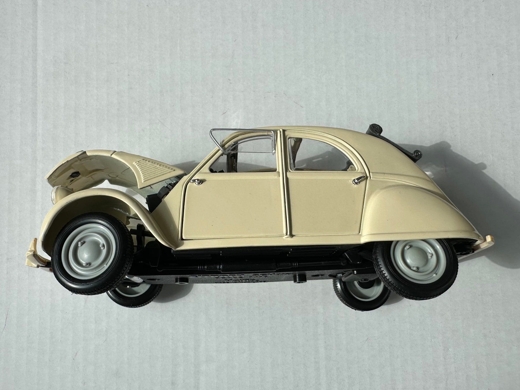 Citroën Modellini d'auto: Citröen 2CV Modell, Döschwo  1:18 – Usato da Adligenswil venduto da e17s15 1