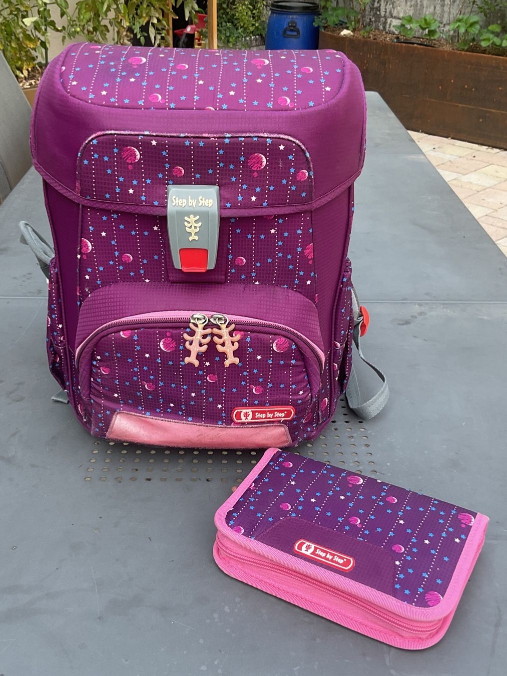 Step by Step Borse & Zaini: Schulthek Schulrucksack Step by Step lila mit Federmäppchen – Usato da Anglikon venduto da vanbecheren