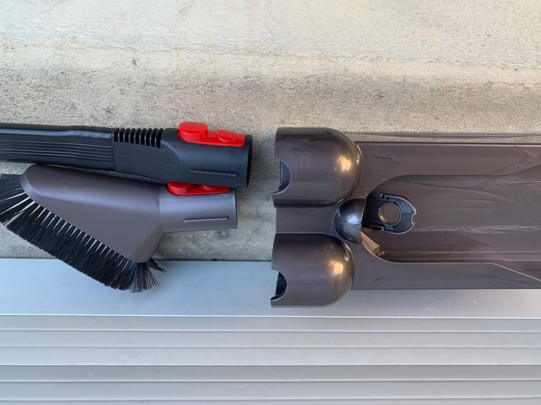 Dyson Sonstiges für Haushalt & Wohnen: Lot 3 pièces DYSON support mural, brosse et long embout – Neu (gemäss Beschreibung) aus Martigny von only__you 5